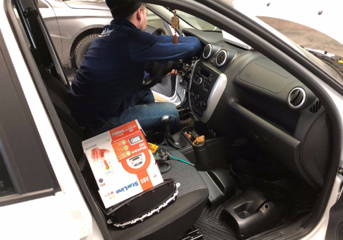 Установка автосигнализаций, работа мастера